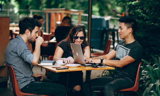 [:es]Millennials y centennials, 2 generaciones con grandes elecciones[:pb]<strong>¿DECIDIMOS QUE HACER EN LA VIDA, JUSTO CUANDO ESTAMOS MENOS PREPARADOS PARA HACERLO?</strong>[:]